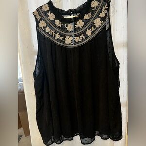 Pretty top with embroidery detail flowers Torrid 5x plus size